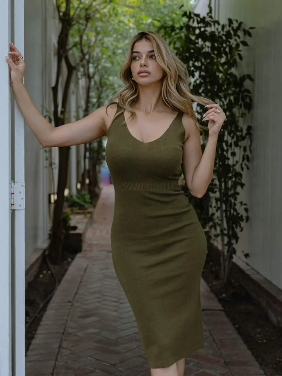 Chic Ribbed Knit Midi Dress